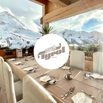 Kulinarik im Hotel Tyrol in Kühtai in Tirol bedeutet entspannte Genussmomente nach aktiven Wintertagen. Im Rahmen der Halbpension erwarten dich abwechslungsreiche Gerichte, die deinen Skiurlaub perfekt abrunden. Die Kombination aus Bewegung im Skigebiet und gemütlichen Abenden im Restaurant schafft eine besondere Balance. Hier geht es nicht nur ums Essen, sondern um gemeinsame Zeit, gute Gespräche und echtes Wohlfühlen. Lass den Tag ruhig ausklingen und genieße die Atmosphäre. Schau dir das Angebot direkt online an und buche bei Moni persönlich, herzlich und individuell. Deine Auszeit auf 2.020 Metern wartet.