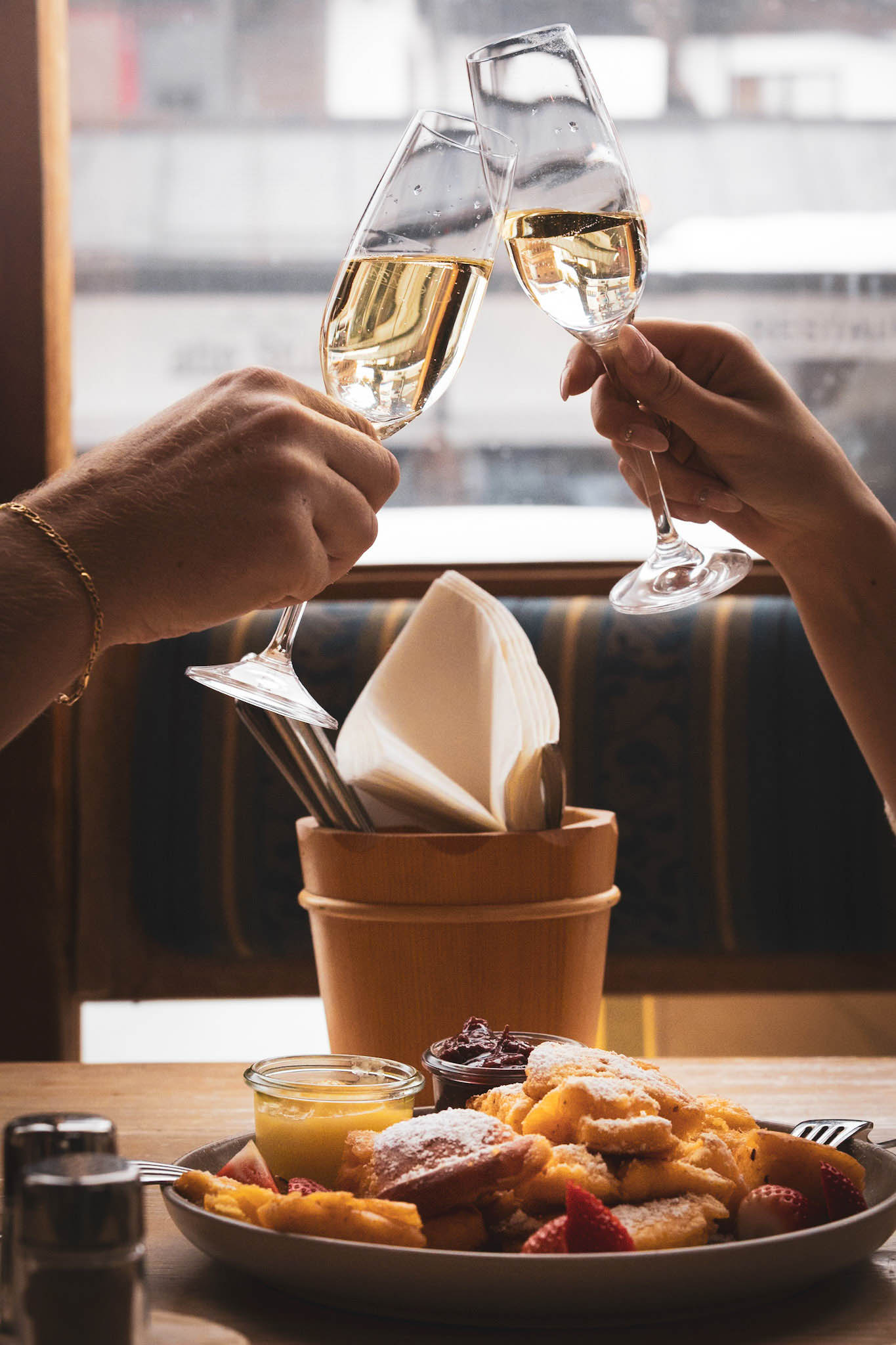 Im Hotel Tyrol in Kühtai in Tirol wird dein Winterurlaub auch kulinarisch zu etwas Besonderem. Freue dich auf ein reichhaltiges Frühstück mit frischen Produkten und ein täglich wechselndes Abendmenü im Rahmen der Halbpension. Nach einem Tag im Skigebiet genießt du entspannte Abende, gutes Essen und eine warme Atmosphäre. Ob mit Familie, Freunden oder zu zweit, Genuss gehört hier einfach dazu. Die Kombination aus Skiurlaub und Kulinarik macht deinen Aufenthalt besonders rund. Schau dir alles direkt online an und buche bei Moni persönlich, herzlich und individuell. Deine Auszeit auf 2.020 Metern wartet.