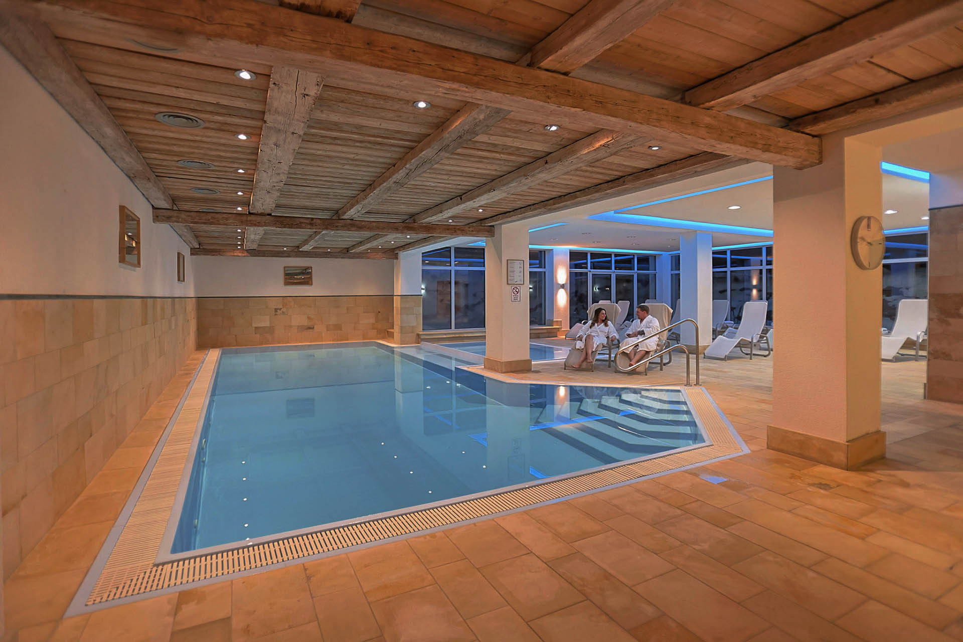 Das Hotel Tyrol in Kühtai in Tirol verbindet Skiurlaub und Wellness auf besonders angenehme Weise. Direkt im Skigebiet gelegen, startest du dank Ski-in Ski-out unkompliziert in den Tag. Schneegarantie sorgt für Sicherheit bei der Planung, während du dich nach dem Skifahren im Wellnessbereich entspannen kannst. Die ruhige Lage und die klare Bergluft tragen zur Erholung bei. Ob du alleine reist oder gemeinsam mit Familie oder Freunden, hier findest du deinen passenden Winterurlaub. Entdecke das Angebot online und buche bei Moni persönlich, herzlich und individuell. Deine Auszeit auf 2.020 Metern wartet.