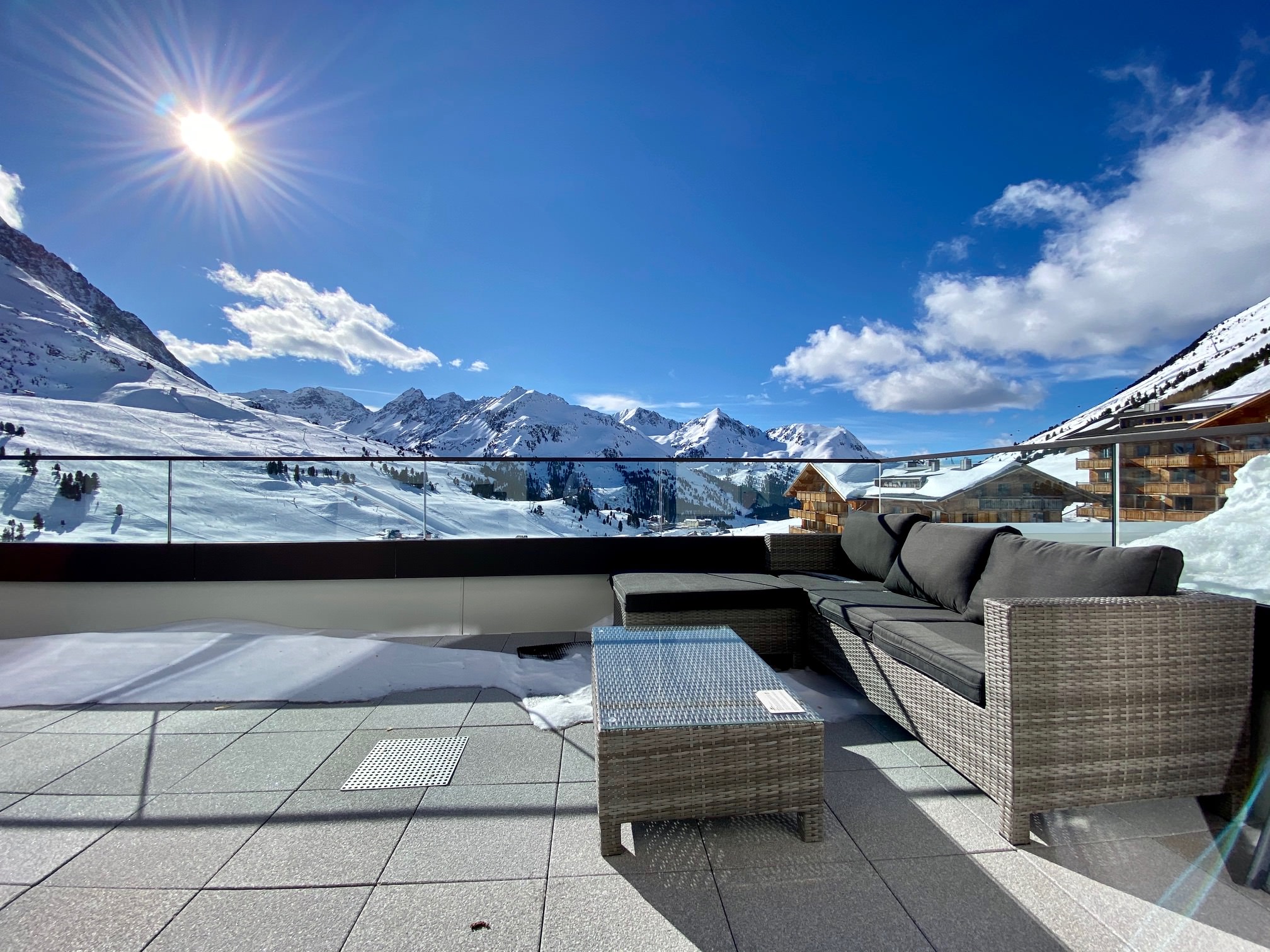 Im Hotel Tyrol in Kühtai in Tirol wird dein Winterurlaub auch kulinarisch zu etwas Besonderem. Freue dich auf ein reichhaltiges Frühstück mit frischen Produkten und ein täglich wechselndes Abendmenü im Rahmen der Halbpension. Nach einem Tag im Skigebiet genießt du entspannte Abende, gutes Essen und eine warme Atmosphäre. Ob mit Familie, Freunden oder zu zweit, Genuss gehört hier einfach dazu. Die Kombination aus Skiurlaub und Kulinarik macht deinen Aufenthalt besonders rund. Schau dir alles direkt online an und buche bei Moni persönlich, herzlich und individuell. Deine Auszeit auf 2.020 Metern wartet.