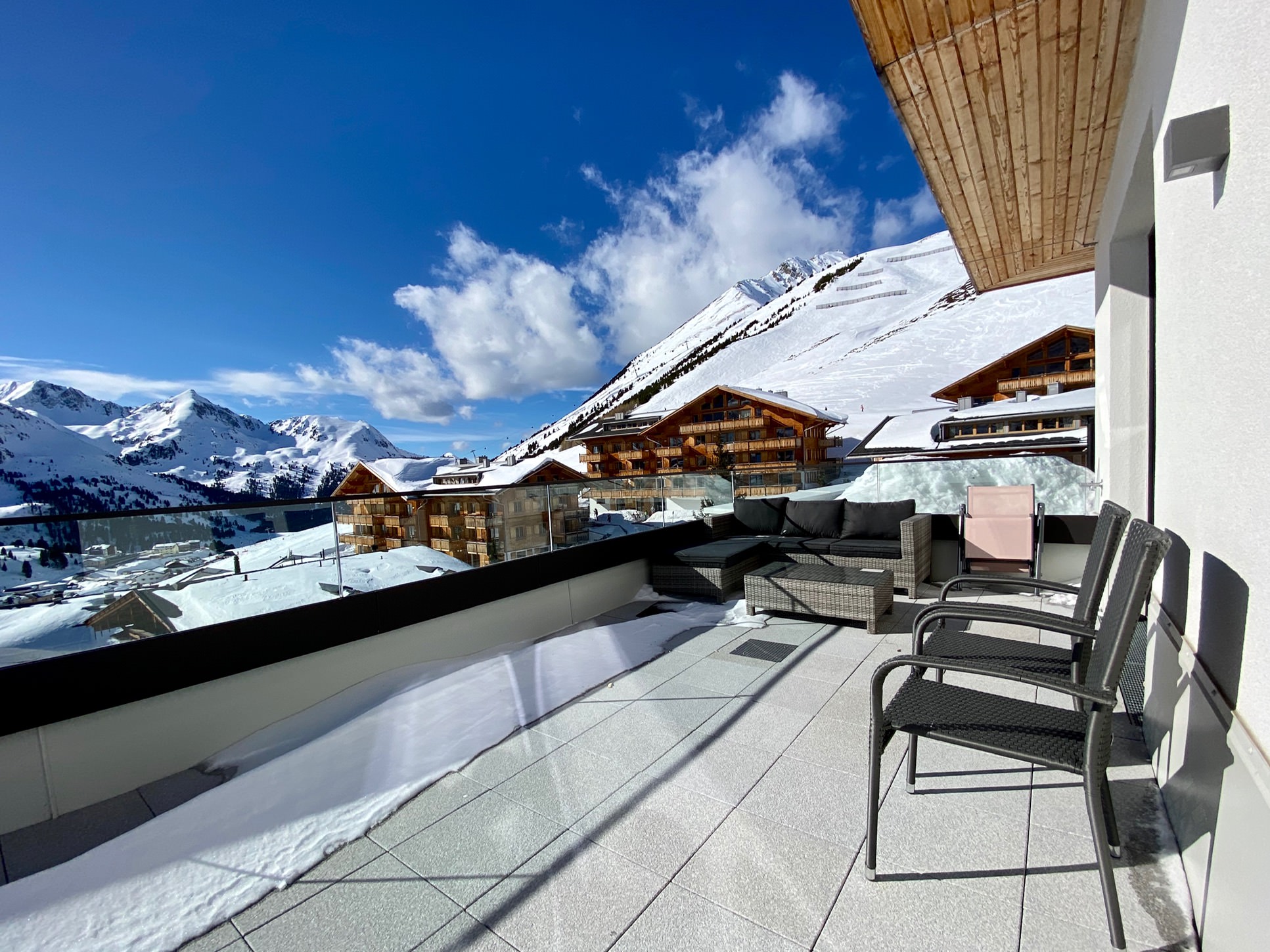 Im Hotel Tyrol in Kühtai in Tirol wird dein Winterurlaub auch kulinarisch zu etwas Besonderem. Freue dich auf ein reichhaltiges Frühstück mit frischen Produkten und ein täglich wechselndes Abendmenü im Rahmen der Halbpension. Nach einem Tag im Skigebiet genießt du entspannte Abende, gutes Essen und eine warme Atmosphäre. Ob mit Familie, Freunden oder zu zweit, Genuss gehört hier einfach dazu. Die Kombination aus Skiurlaub und Kulinarik macht deinen Aufenthalt besonders rund. Schau dir alles direkt online an und buche bei Moni persönlich, herzlich und individuell. Deine Auszeit auf 2.020 Metern wartet.