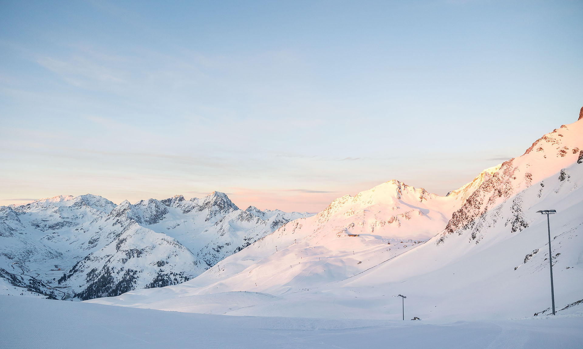 Das Skigebiet Kühtai in Tirol zählt zu den schneesichersten Regionen für deinen Winterurlaub. Im Hotel Tyrol wohnst du direkt an der Piste und profitierst von echtem Ski-in Ski-out. Du startest ohne Umwege in deinen Skitag und genießt perfekte Bedingungen mit Schneegarantie. Die Vielfalt der Pisten macht das Gebiet sowohl für Anfänger als auch für Fortgeschrittene attraktiv. Die klare Höhenlage sorgt für besondere Wintermomente. Erlebe Skiurlaub, der unkompliziert und intensiv ist. Schau dir alles online an und buche bei Moni persönlich, herzlich und individuell. Deine Auszeit wartet.