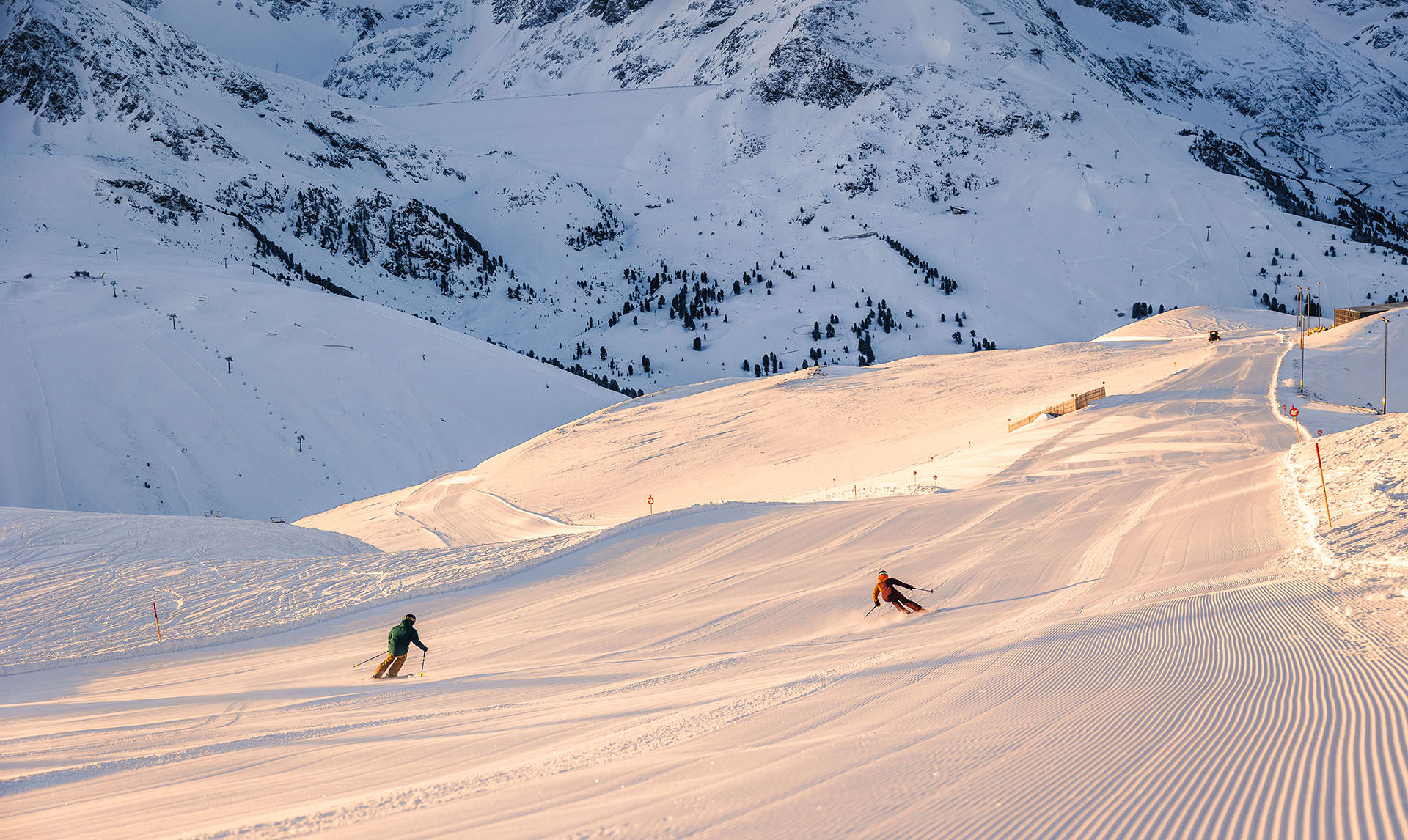 Das Skigebiet Kühtai in Tirol zählt zu den schneesichersten Regionen für deinen Winterurlaub. Im Hotel Tyrol wohnst du direkt an der Piste und profitierst von echtem Ski-in Ski-out. Du startest ohne Umwege in deinen Skitag und genießt perfekte Bedingungen mit Schneegarantie. Die Vielfalt der Pisten macht das Gebiet sowohl für Anfänger als auch für Fortgeschrittene attraktiv. Die klare Höhenlage sorgt für besondere Wintermomente. Erlebe Skiurlaub, der unkompliziert und intensiv ist. Schau dir alles online an und buche bei Moni persönlich, herzlich und individuell. Deine Auszeit wartet.