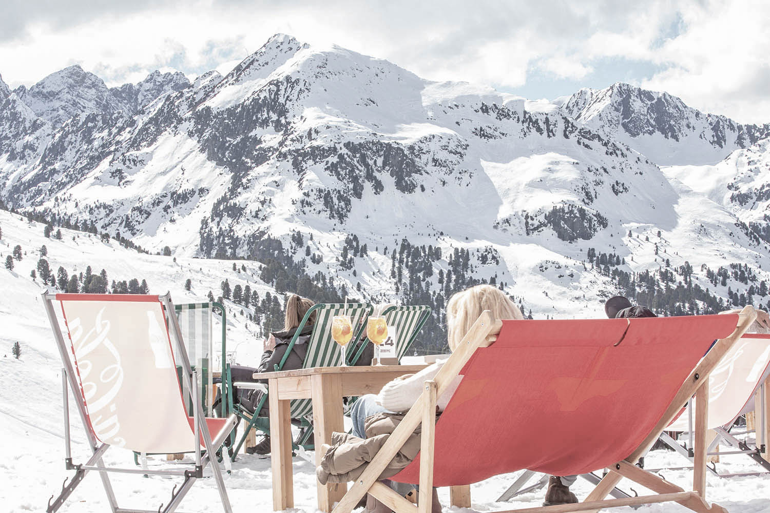 Dein Skiurlaub im Hotel Tyrol in Kühtai in Tirol beginnt direkt vor der Haustür. Ski-in Ski-out bedeutet, dass du ohne Umwege auf die Piste starten kannst. Das Skigebiet bietet beste Bedingungen und Schneegarantie für unvergessliche Wintertage. Nach dem Skifahren erwartet dich ein gemütlicher Wellnessbereich, der für Entspannung sorgt. Ob du alleine reist, mit Familie oder Freunden, hier findest du genau die Balance aus Aktivität und Ruhe. Die klare Bergluft und die verschneite Landschaft machen den Aufenthalt besonders. Schau dir alles online an und buche bei Moni persönlich, herzlich und individuell. Deine Auszeit wartet.