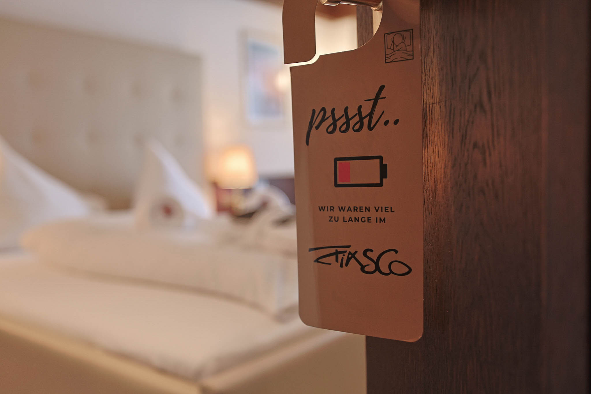 Im Hotel Tyrol in Kühtai in Tirol erwartet dich eine Winterauszeit, die alles verbindet, was einen gelungenen Urlaub ausmacht. Direkt im Skigebiet gelegen, genießt du Ski-in Ski-out und startest entspannt in deinen Skitag. Familienurlaub wird hier ebenso besonders wie ein Kurzurlaub zu zweit oder Tage mit Freunden. Schneegarantie sorgt für verlässliche Bedingungen, während Wellness und gemütliche Abende für Ausgleich sorgen. Die ruhige Lage und die klare Bergluft machen den Aufenthalt besonders angenehm. Entdecke alles direkt online und buche bei Moni persönlich, herzlich und individuell. Deine Auszeit auf 2.020 Metern wartet.