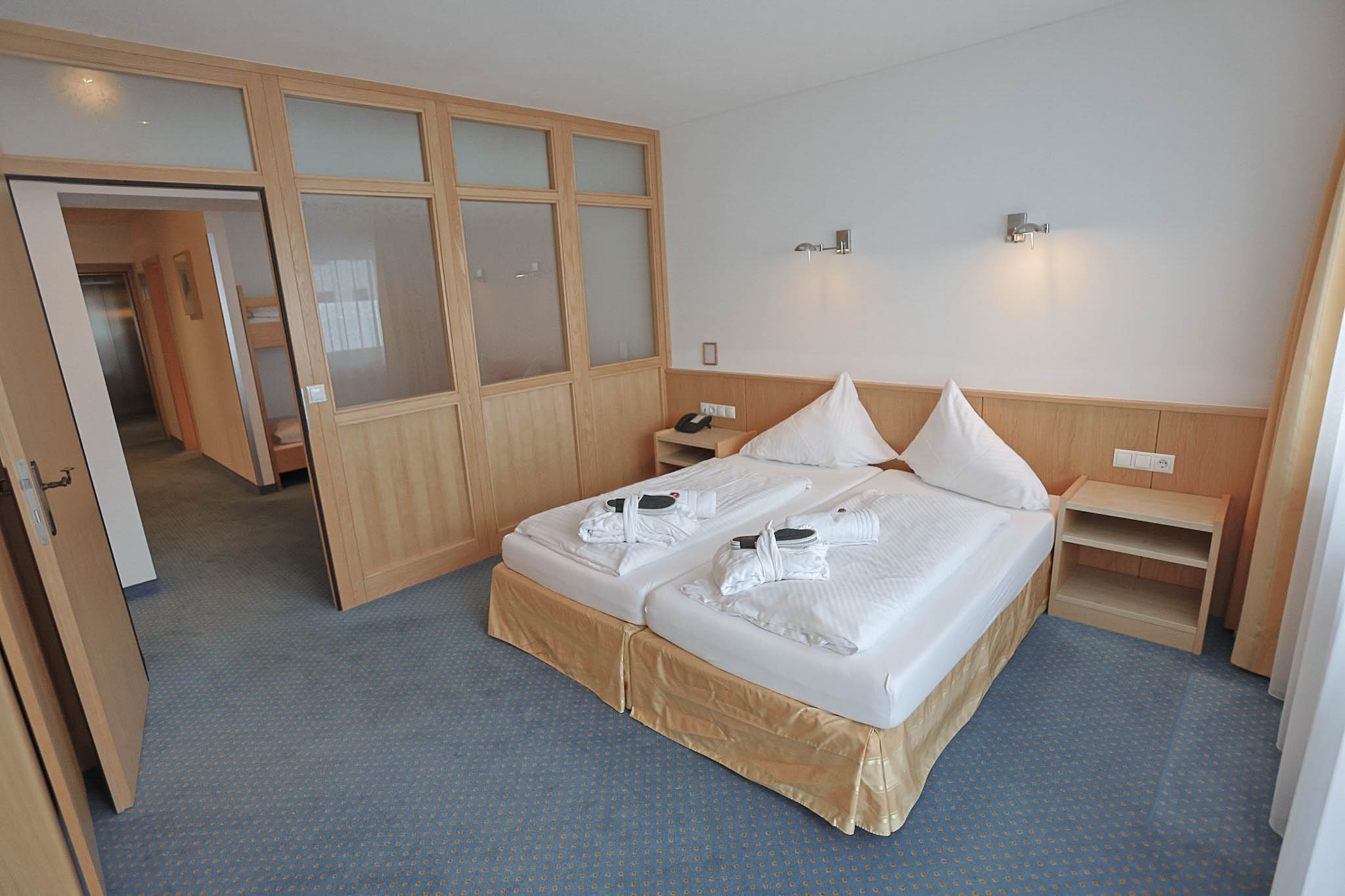 Im Hotel Tyrol in Kühtai in Tirol erwartet dich eine Winterauszeit, die alles verbindet, was einen gelungenen Urlaub ausmacht. Direkt im Skigebiet gelegen, genießt du Ski-in Ski-out und startest entspannt in deinen Skitag. Familienurlaub wird hier ebenso besonders wie ein Kurzurlaub zu zweit oder Tage mit Freunden. Schneegarantie sorgt für verlässliche Bedingungen, während Wellness und gemütliche Abende für Ausgleich sorgen. Die ruhige Lage und die klare Bergluft machen den Aufenthalt besonders angenehm. Entdecke alles direkt online und buche bei Moni persönlich, herzlich und individuell. Deine Auszeit auf 2.020 Metern wartet.