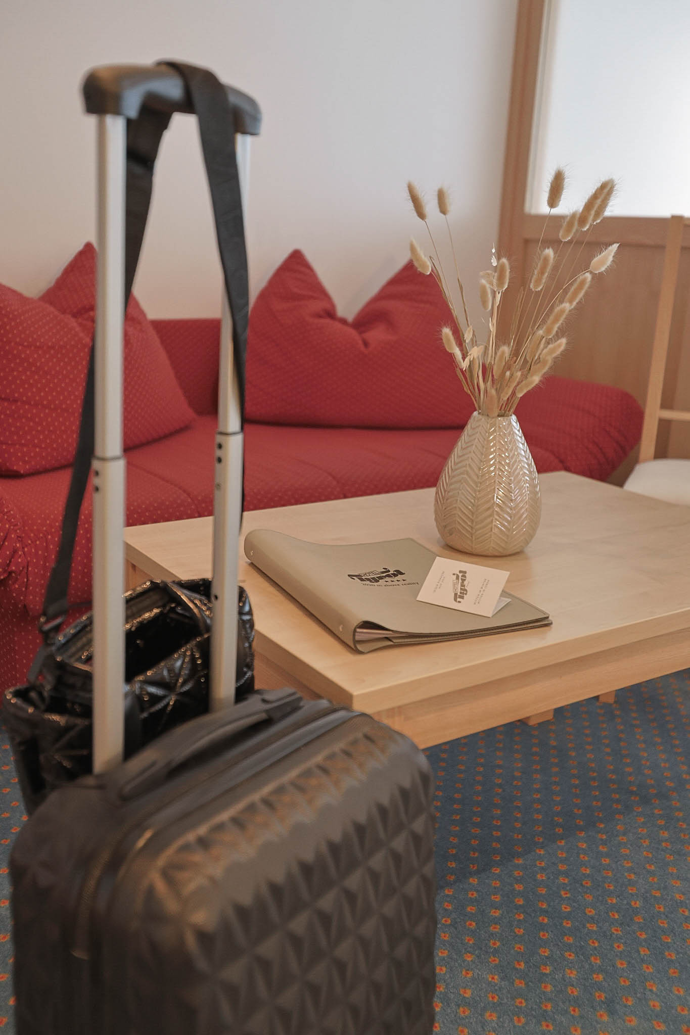 Im Hotel Tyrol in Kühtai in Tirol erwartet dich eine Winterauszeit, die alles verbindet, was einen gelungenen Urlaub ausmacht. Direkt im Skigebiet gelegen, genießt du Ski-in Ski-out und startest entspannt in deinen Skitag. Familienurlaub wird hier ebenso besonders wie ein Kurzurlaub zu zweit oder Tage mit Freunden. Schneegarantie sorgt für verlässliche Bedingungen, während Wellness und gemütliche Abende für Ausgleich sorgen. Die ruhige Lage und die klare Bergluft machen den Aufenthalt besonders angenehm. Entdecke alles direkt online und buche bei Moni persönlich, herzlich und individuell. Deine Auszeit auf 2.020 Metern wartet.