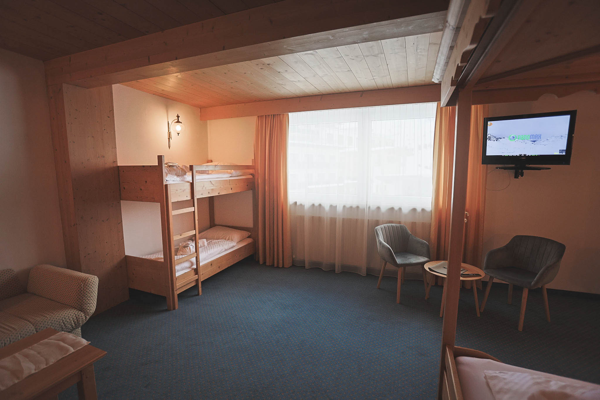 Im Hotel Tyrol in Kühtai in Tirol erwartet dich eine Winterauszeit, die alles verbindet, was einen gelungenen Urlaub ausmacht. Direkt im Skigebiet gelegen, genießt du Ski-in Ski-out und startest entspannt in deinen Skitag. Familienurlaub wird hier ebenso besonders wie ein Kurzurlaub zu zweit oder Tage mit Freunden. Schneegarantie sorgt für verlässliche Bedingungen, während Wellness und gemütliche Abende für Ausgleich sorgen. Die ruhige Lage und die klare Bergluft machen den Aufenthalt besonders angenehm. Entdecke alles direkt online und buche bei Moni persönlich, herzlich und individuell. Deine Auszeit auf 2.020 Metern wartet.