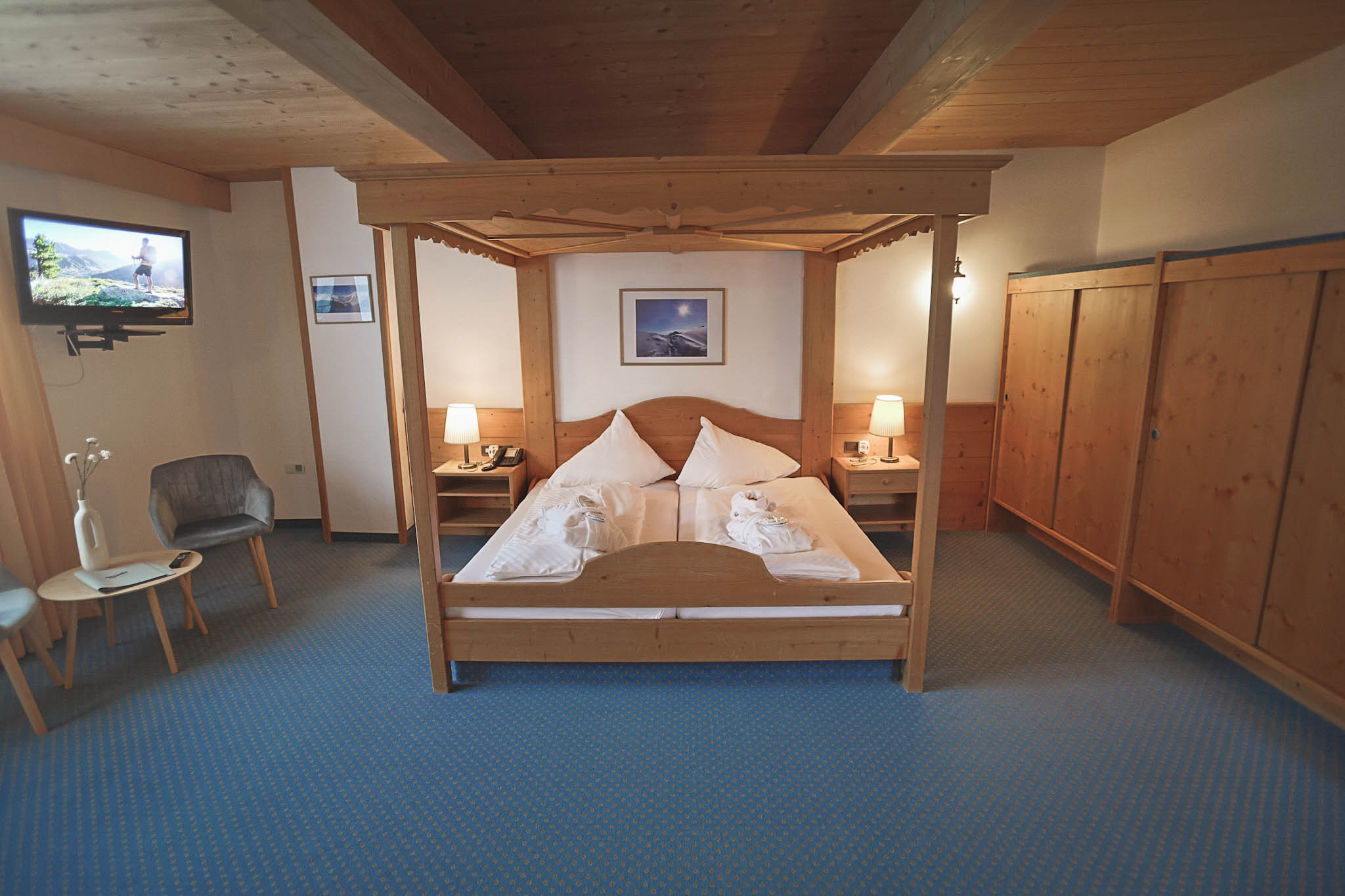 Im Hotel Tyrol in Kühtai in Tirol erwartet dich eine Winterauszeit, die alles verbindet, was einen gelungenen Urlaub ausmacht. Direkt im Skigebiet gelegen, genießt du Ski-in Ski-out und startest entspannt in deinen Skitag. Familienurlaub wird hier ebenso besonders wie ein Kurzurlaub zu zweit oder Tage mit Freunden. Schneegarantie sorgt für verlässliche Bedingungen, während Wellness und gemütliche Abende für Ausgleich sorgen. Die ruhige Lage und die klare Bergluft machen den Aufenthalt besonders angenehm. Entdecke alles direkt online und buche bei Moni persönlich, herzlich und individuell. Deine Auszeit auf 2.020 Metern wartet.