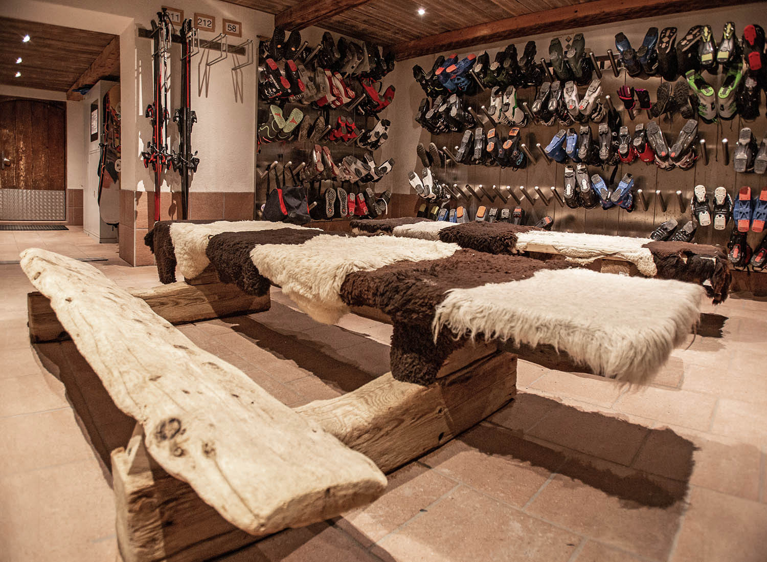 Dein Skiurlaub im Hotel Tyrol in Kühtai in Tirol beginnt direkt vor der Haustür. Ski-in Ski-out bedeutet, dass du ohne Umwege auf die Piste starten kannst. Das Skigebiet bietet beste Bedingungen und Schneegarantie für unvergessliche Wintertage. Nach dem Skifahren erwartet dich ein gemütlicher Wellnessbereich, der für Entspannung sorgt. Ob du alleine reist, mit Familie oder Freunden, hier findest du genau die Balance aus Aktivität und Ruhe. Die klare Bergluft und die verschneite Landschaft machen den Aufenthalt besonders. Schau dir alles online an und buche bei Moni persönlich, herzlich und individuell. Deine Auszeit wartet.