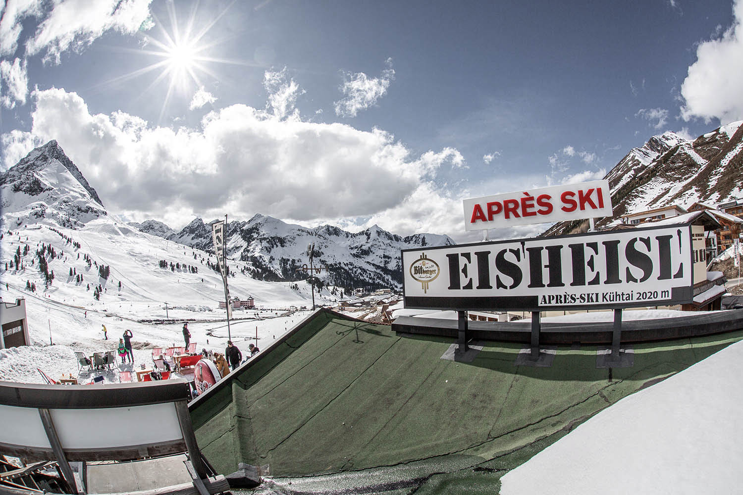 Dein Skiurlaub im Hotel Tyrol in Kühtai in Tirol beginnt direkt vor der Haustür. Ski-in Ski-out bedeutet, dass du ohne Umwege auf die Piste starten kannst. Das Skigebiet bietet beste Bedingungen und Schneegarantie für unvergessliche Wintertage. Nach dem Skifahren erwartet dich ein gemütlicher Wellnessbereich, der für Entspannung sorgt. Ob du alleine reist, mit Familie oder Freunden, hier findest du genau die Balance aus Aktivität und Ruhe. Die klare Bergluft und die verschneite Landschaft machen den Aufenthalt besonders. Schau dir alles online an und buche bei Moni persönlich, herzlich und individuell. Deine Auszeit wartet.