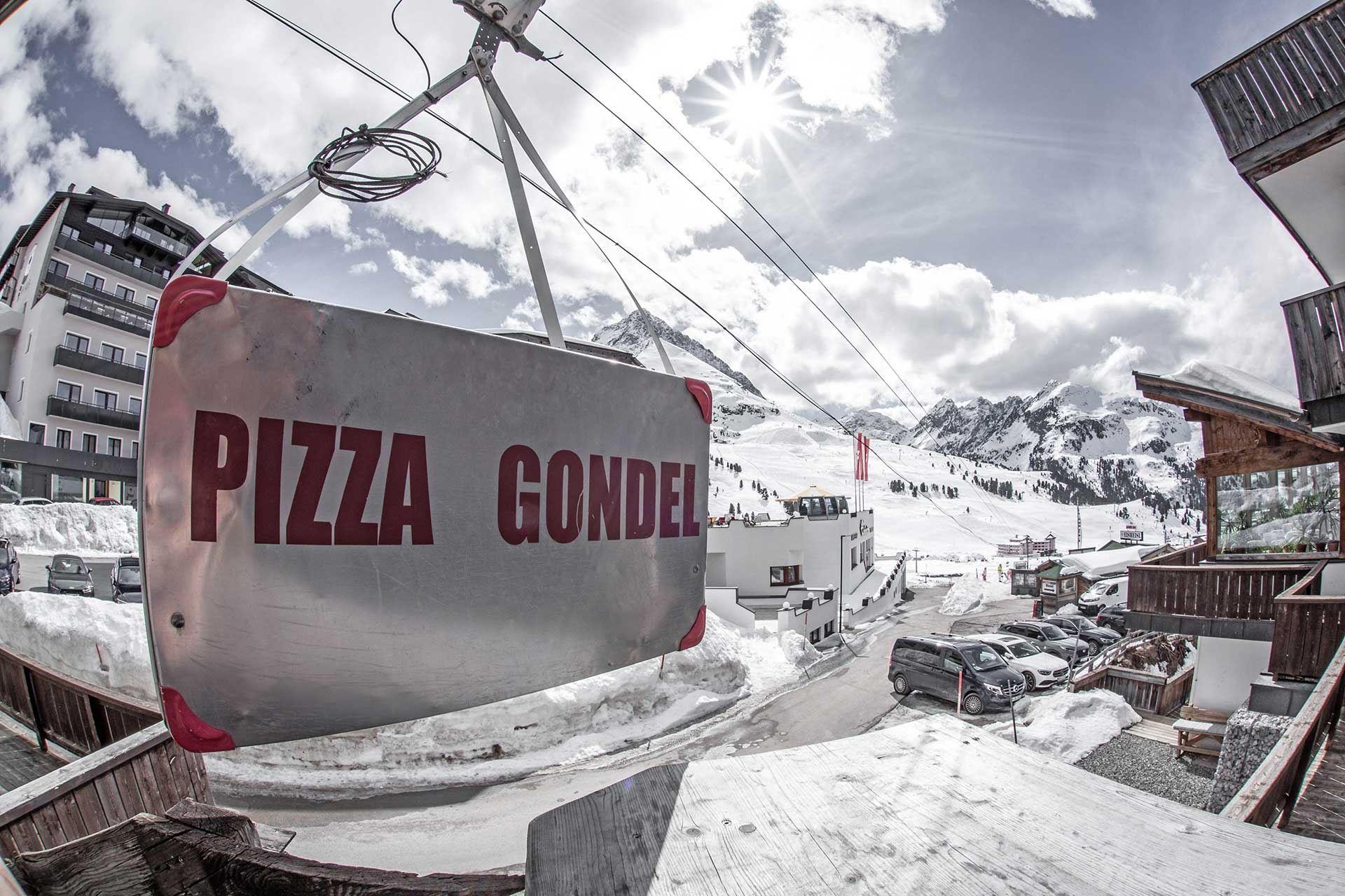 Eine Winterauszeit im Hotel Tyrol in Kühtai in Tirol bedeutet, den Alltag hinter sich zu lassen und in eine klare, ruhige Bergwelt einzutauchen. Direkt im Skigebiet gelegen, genießt du Ski-in Ski-out und perfekte Bedingungen für deinen Skiurlaub. Schneegarantie sorgt dafür, dass dein Aufenthalt planbar bleibt. Gleichzeitig bietet dir der Wellnessbereich Raum zum Entspannen und Durchatmen. Egal ob du ein paar Tage Ruhe suchst oder aktiv unterwegs sein möchtest, hier findest du beides. Entdecke das Hotel online und buche bei Moni persönlich, herzlich und individuell. Deine Auszeit auf 2.020 Metern wartet.