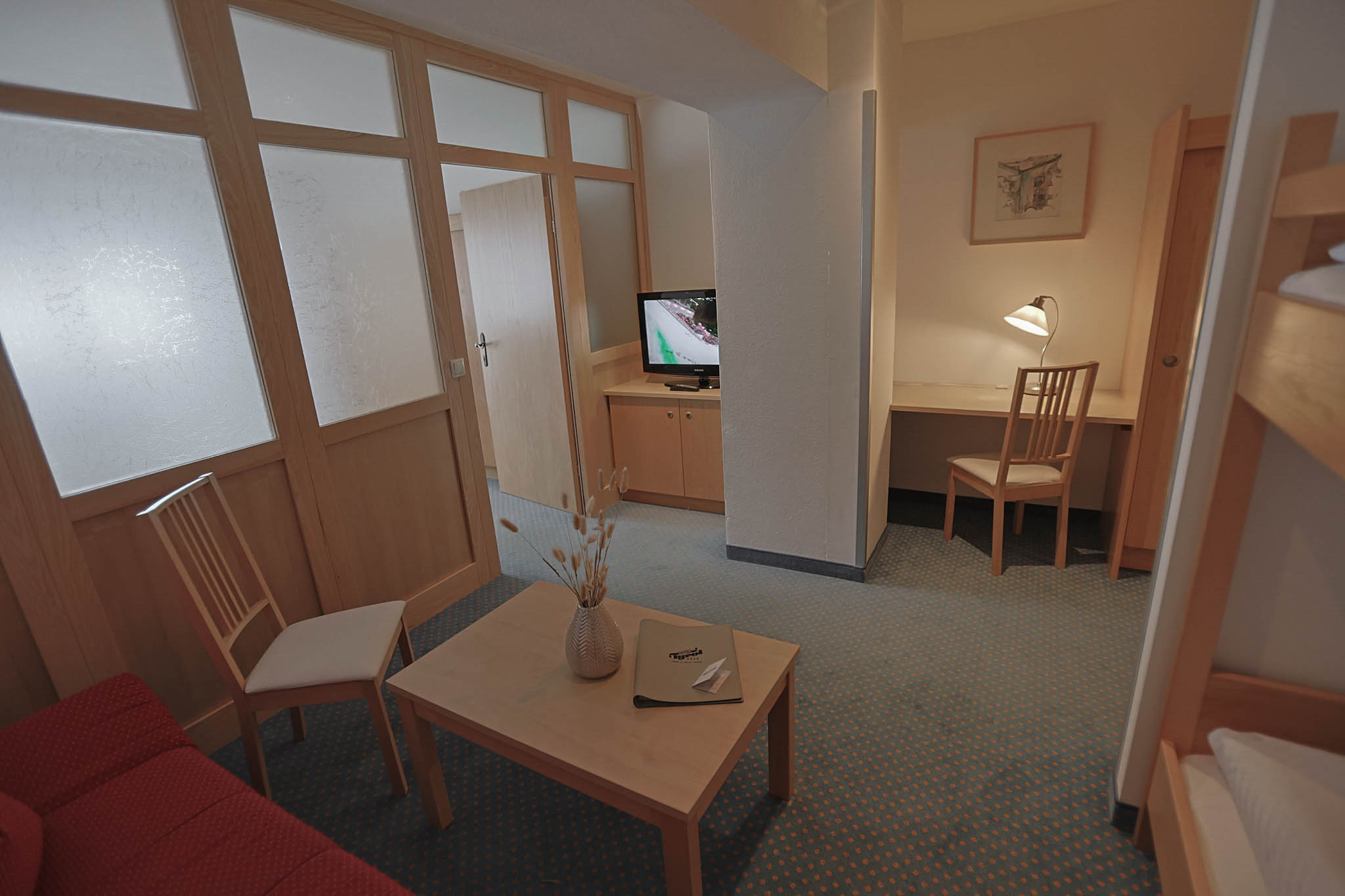 Das Hotel Tyrol in Kühtai in Tirol ist perfekt für deinen Winterurlaub oder einen spontanen Kurzurlaub in den Bergen. Das Skigebiet liegt direkt vor der Tür und bietet dir dank Schneegarantie beste Voraussetzungen für deinen Skiurlaub. Ski-in Ski-out sorgt für maximale Flexibilität und Komfort. Nach einem aktiven Tag kannst du im Wellnessbereich entspannen und neue Energie tanken. Ob alleine, mit Familie oder gemeinsam mit Freunden, hier entsteht echte Erholung. Lass dich von der Atmosphäre begeistern und plane deine Auszeit. Schau online vorbei und buche bei Moni persönlich, herzlich und individuell.