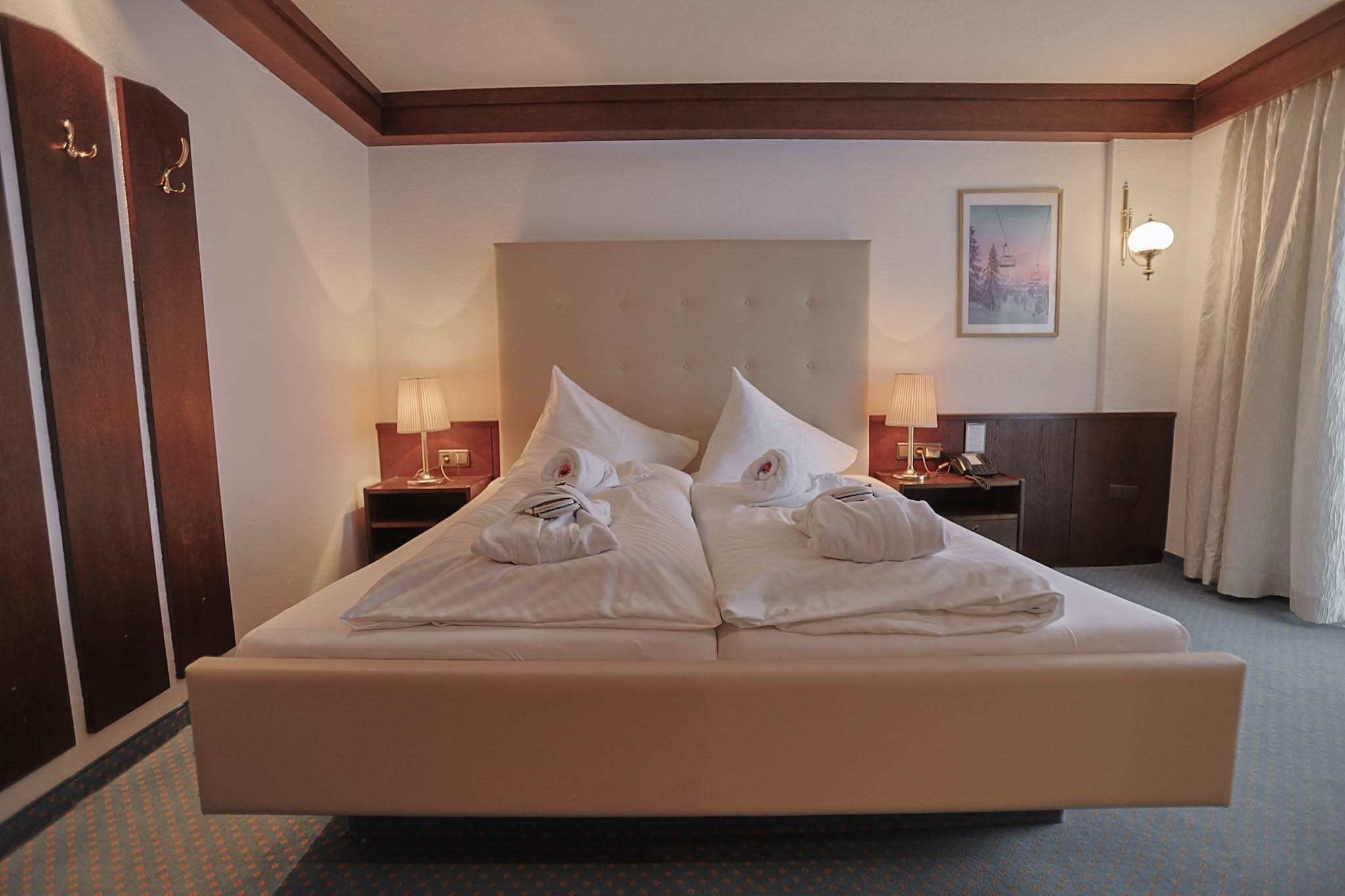 Das Hotel Tyrol in Kühtai in Tirol ist perfekt für deinen Winterurlaub oder einen spontanen Kurzurlaub in den Bergen. Das Skigebiet liegt direkt vor der Tür und bietet dir dank Schneegarantie beste Voraussetzungen für deinen Skiurlaub. Ski-in Ski-out sorgt für maximale Flexibilität und Komfort. Nach einem aktiven Tag kannst du im Wellnessbereich entspannen und neue Energie tanken. Ob alleine, mit Familie oder gemeinsam mit Freunden, hier entsteht echte Erholung. Lass dich von der Atmosphäre begeistern und plane deine Auszeit. Schau online vorbei und buche bei Moni persönlich, herzlich und individuell.