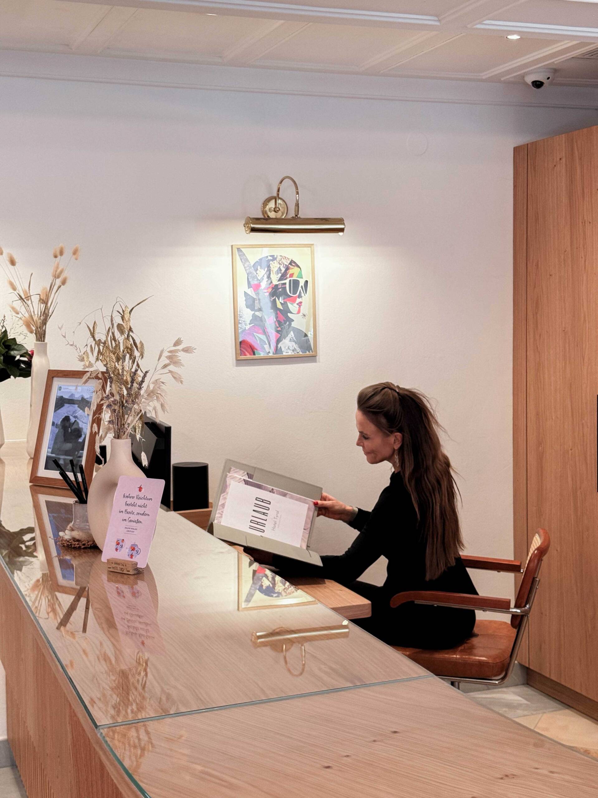 Dein Skiurlaub im Hotel Tyrol in Kühtai in Tirol beginnt direkt vor der Haustür. Ski-in Ski-out bedeutet, dass du ohne Umwege auf die Piste starten kannst. Das Skigebiet bietet beste Bedingungen und Schneegarantie für unvergessliche Wintertage. Nach dem Skifahren erwartet dich ein gemütlicher Wellnessbereich, der für Entspannung sorgt. Ob du alleine reist, mit Familie oder Freunden, hier findest du genau die Balance aus Aktivität und Ruhe. Die klare Bergluft und die verschneite Landschaft machen den Aufenthalt besonders. Schau dir alles online an und buche bei Moni persönlich, herzlich und individuell. Deine Auszeit wartet.