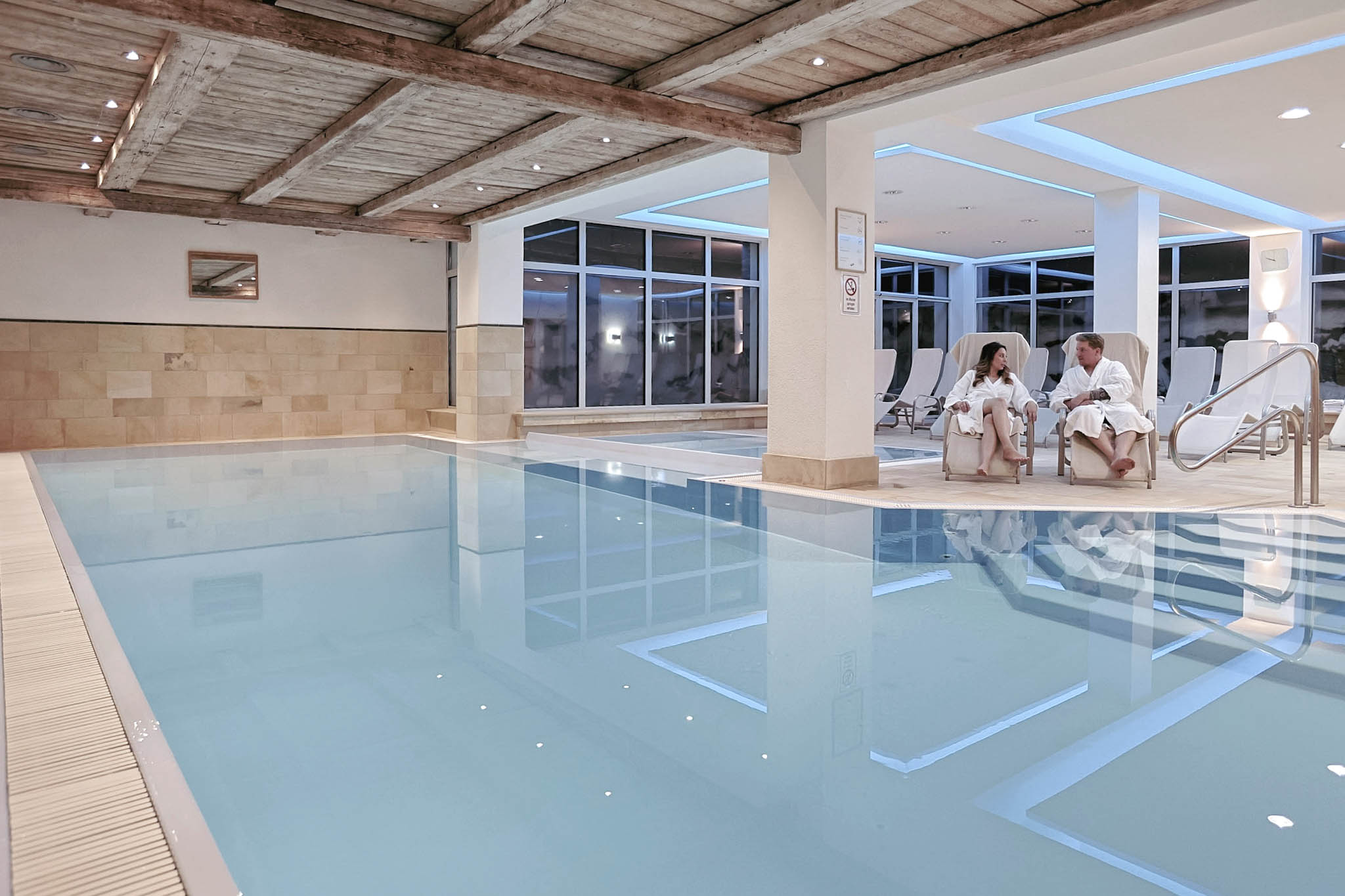 Eine Winterauszeit im Hotel Tyrol in Kühtai in Tirol bedeutet, den Alltag hinter sich zu lassen und in eine klare, ruhige Bergwelt einzutauchen. Direkt im Skigebiet gelegen, genießt du Ski-in Ski-out und perfekte Bedingungen für deinen Skiurlaub. Schneegarantie sorgt dafür, dass dein Aufenthalt planbar bleibt. Gleichzeitig bietet dir der Wellnessbereich Raum zum Entspannen und Durchatmen. Egal ob du ein paar Tage Ruhe suchst oder aktiv unterwegs sein möchtest, hier findest du beides. Entdecke das Hotel online und buche bei Moni persönlich, herzlich und individuell. Deine Auszeit auf 2.020 Metern wartet.