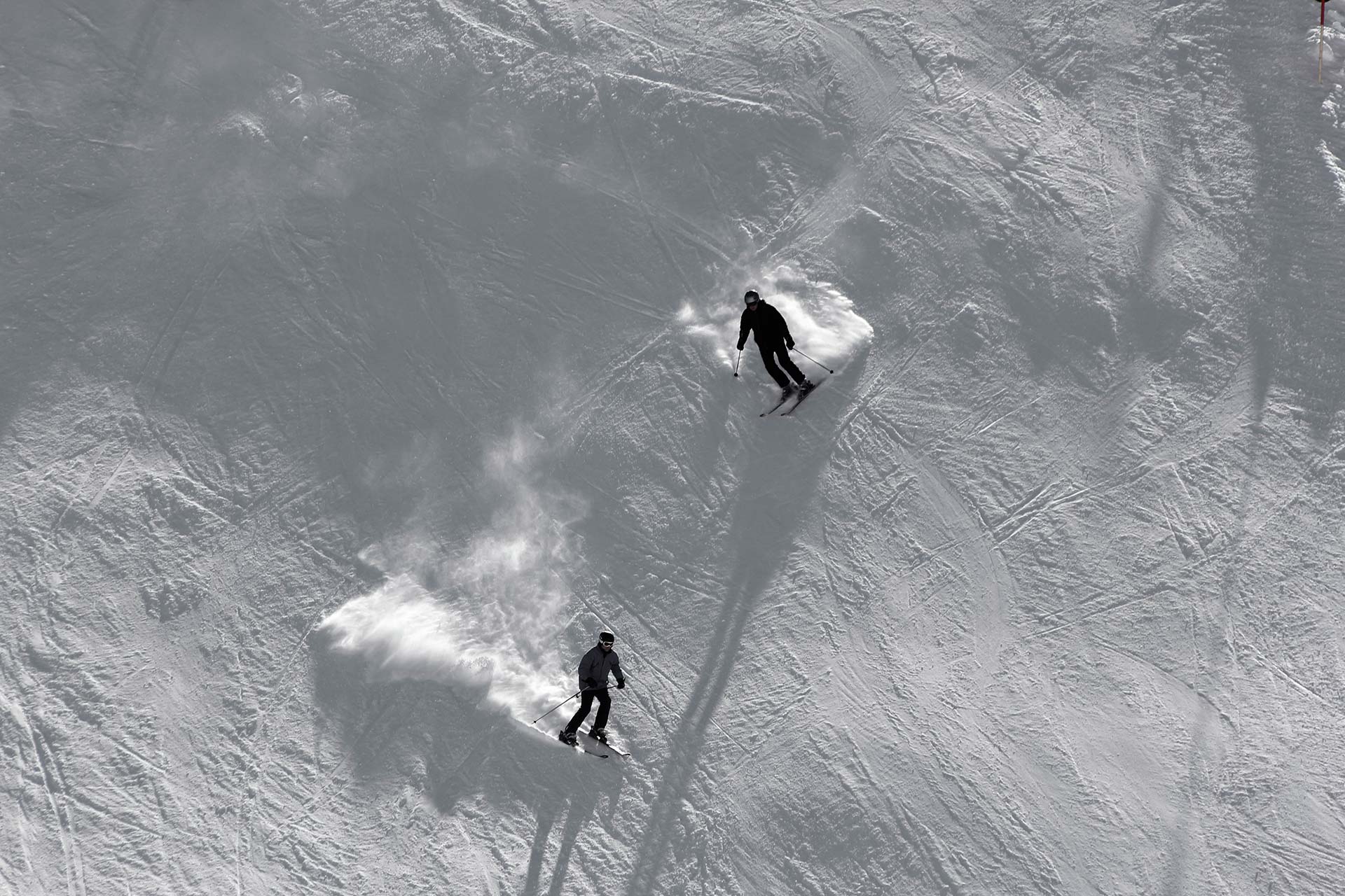 Dein Skiurlaub im Hotel Tyrol in Kühtai in Tirol beginnt direkt vor der Haustür. Ski-in Ski-out bedeutet, dass du ohne Umwege auf die Piste starten kannst. Das Skigebiet bietet beste Bedingungen und Schneegarantie für unvergessliche Wintertage. Nach dem Skifahren erwartet dich ein gemütlicher Wellnessbereich, der für Entspannung sorgt. Ob du alleine reist, mit Familie oder Freunden, hier findest du genau die Balance aus Aktivität und Ruhe. Die klare Bergluft und die verschneite Landschaft machen den Aufenthalt besonders. Schau dir alles online an und buche bei Moni persönlich, herzlich und individuell. Deine Auszeit wartet.