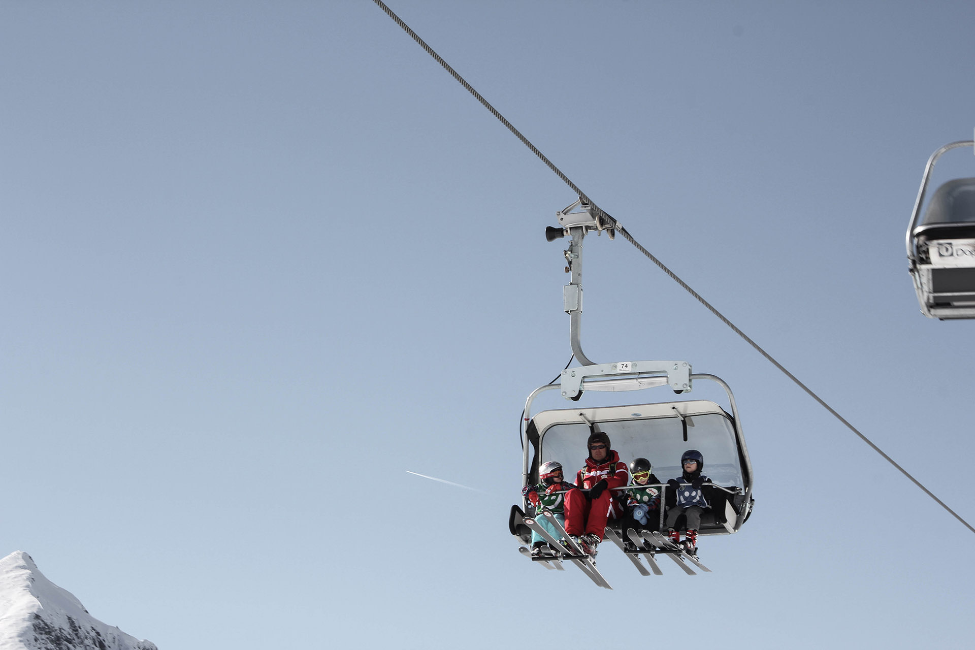 Dein Skiurlaub im Hotel Tyrol in Kühtai in Tirol beginnt direkt vor der Haustür. Ski-in Ski-out bedeutet, dass du ohne Umwege auf die Piste starten kannst. Das Skigebiet bietet beste Bedingungen und Schneegarantie für unvergessliche Wintertage. Nach dem Skifahren erwartet dich ein gemütlicher Wellnessbereich, der für Entspannung sorgt. Ob du alleine reist, mit Familie oder Freunden, hier findest du genau die Balance aus Aktivität und Ruhe. Die klare Bergluft und die verschneite Landschaft machen den Aufenthalt besonders. Schau dir alles online an und buche bei Moni persönlich, herzlich und individuell. Deine Auszeit wartet.