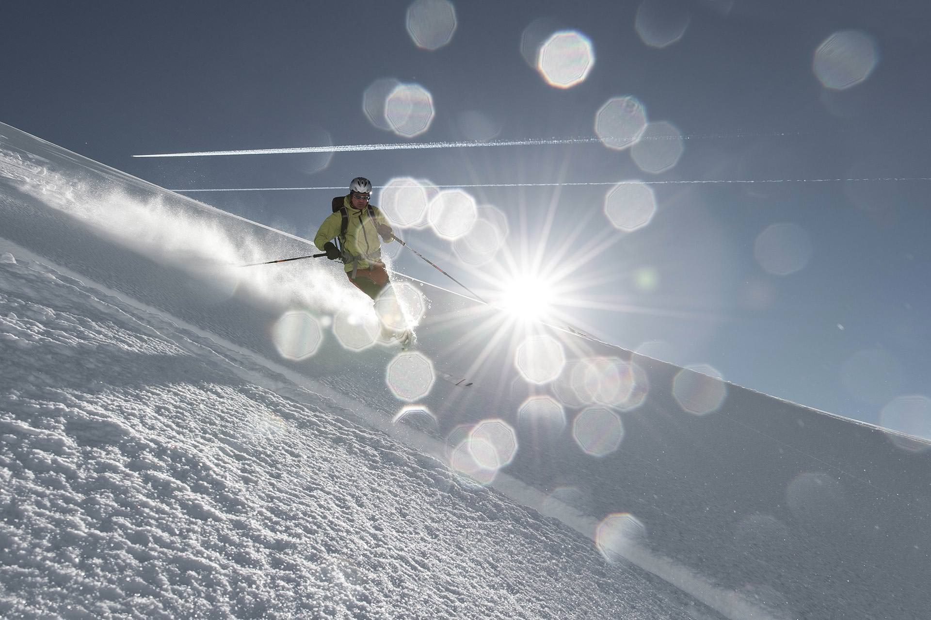 Ein Winterurlaub im Hotel Tyrol in Kühtai in Tirol verbindet aktive Tage im Skigebiet mit echter Entspannung. Dank Ski-in Ski-out startest du direkt ins Skivergnügen und genießt perfekte Bedingungen mit Schneegarantie. Ob als Paar, mit Familie oder mit Freunden, hier wird dein Skiurlaub unkompliziert und besonders. Nach dem Skitag lädt der Wellnessbereich zum Abschalten ein. Die Kombination aus Bewegung, Genuss und Ruhe macht diese Winterauszeit einzigartig. Schau dir das Hotel direkt online an und buche bei Moni persönlich, herzlich und individuell. Deine Auszeit auf 2.020 Metern wartet auf dich.