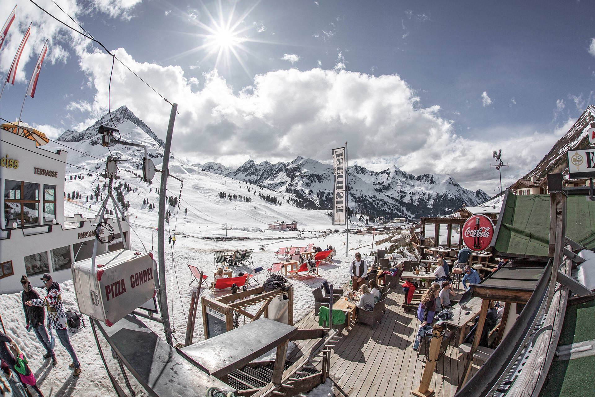Das Hotel Tyrol in Kühtai in Tirol ist der ideale Ort für deinen Winterurlaub mit direktem Zugang zum Skigebiet. Ski-in Ski-out macht deinen Skiurlaub besonders unkompliziert, während dich nach aktiven Tagen der Wellnessbereich erwartet. Ob Familienurlaub, Kurzurlaub oder entspannte Winterauszeit mit Freunden, hier findest du Schneegarantie auf 2.020 Metern und echte Erholung. Genieße die klare Bergluft, die verschneite Landschaft und die besondere Atmosphäre. Schau dir alles direkt online an und buche bei Moni persönlich, herzlich und individuell. Deine Auszeit auf 2.020 Metern wartet bereits auf dich.