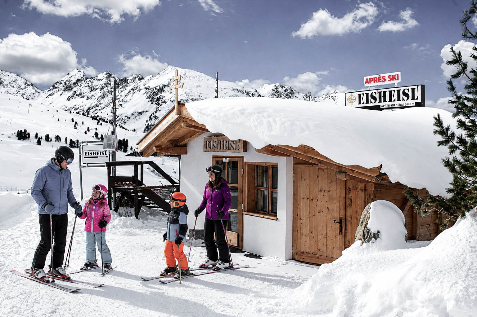 Im Hotel Tyrol in Kühtai in Tirol erwartet dich eine Winterauszeit, die alles verbindet, was einen gelungenen Urlaub ausmacht. Direkt im Skigebiet gelegen, genießt du Ski-in Ski-out und startest entspannt in deinen Skitag. Familienurlaub wird hier ebenso besonders wie ein Kurzurlaub zu zweit oder Tage mit Freunden. Schneegarantie sorgt für verlässliche Bedingungen, während Wellness und gemütliche Abende für Ausgleich sorgen. Die ruhige Lage und die klare Bergluft machen den Aufenthalt besonders angenehm. Entdecke alles direkt online und buche bei Moni persönlich, herzlich und individuell. Deine Auszeit auf 2.020 Metern wartet.