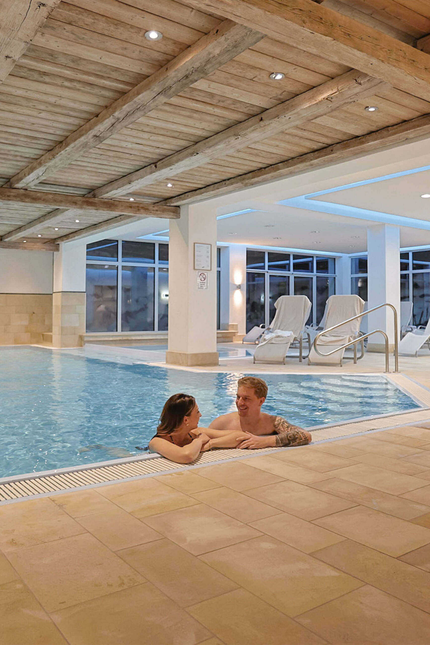 Das Hotel Tyrol in Kühtai in Tirol verbindet Skiurlaub und Wellness auf besonders angenehme Weise. Direkt im Skigebiet gelegen, startest du dank Ski-in Ski-out unkompliziert in den Tag. Schneegarantie sorgt für Sicherheit bei der Planung, während du dich nach dem Skifahren im Wellnessbereich entspannen kannst. Die ruhige Lage und die klare Bergluft tragen zur Erholung bei. Ob du alleine reist oder gemeinsam mit Familie oder Freunden, hier findest du deinen passenden Winterurlaub. Entdecke das Angebot online und buche bei Moni persönlich, herzlich und individuell. Deine Auszeit auf 2.020 Metern wartet.